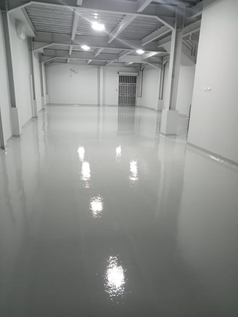 Lantai epoxy gudang berwarna abu abu